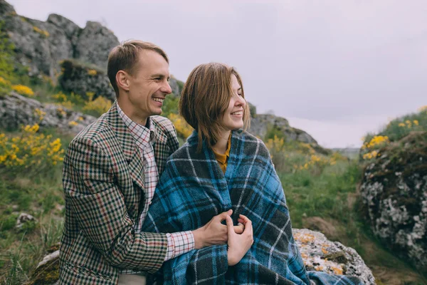 Ungt par poserar i bergen — Stockfoto