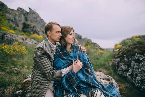 Jeune couple posant dans les montagnes — Photo