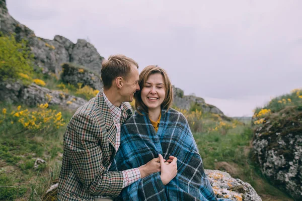 Jeune couple posant dans les montagnes — Photo