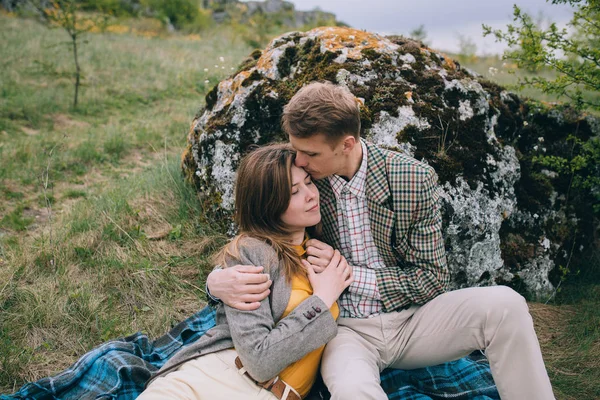 Joven pareja posando en las montañas —  Fotos de Stock