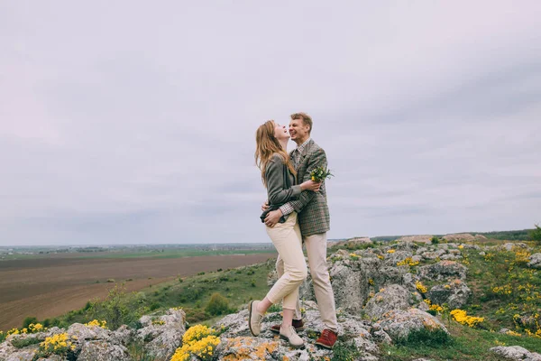 Jeune couple posant dans les montagnes — Photo