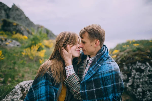 Joven pareja posando en las montañas — Foto de Stock