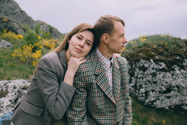 Jeune couple posant dans les montagnes — Photo