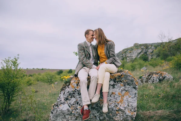 Jovem casal abraçando nas montanhas — Fotografia de Stock