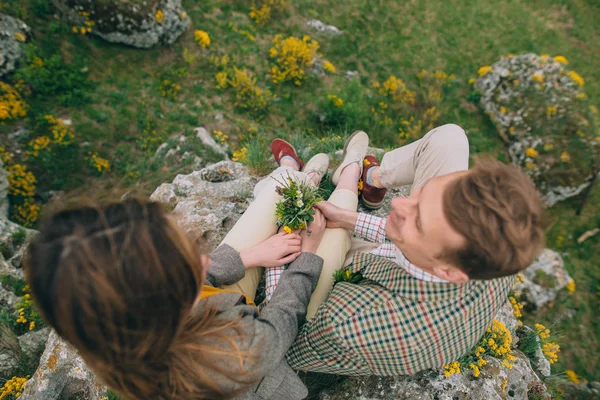 Jeune couple posant dans les montagnes — Photo