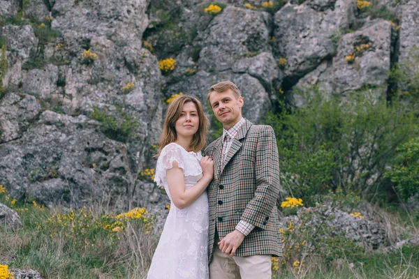 Belo casal de recém-casados felizes — Fotografia de Stock