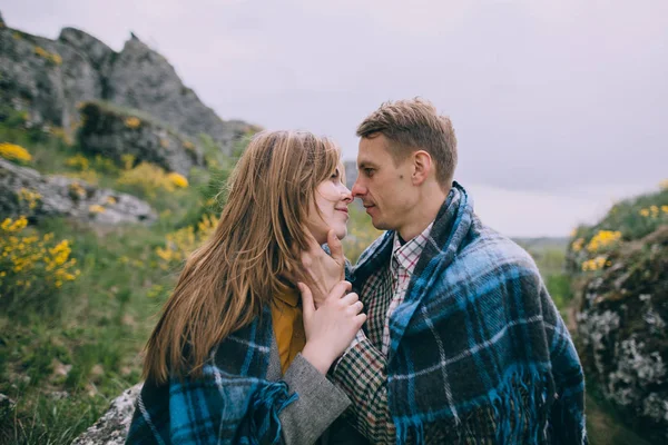 Молода пара позує в горах — стокове фото