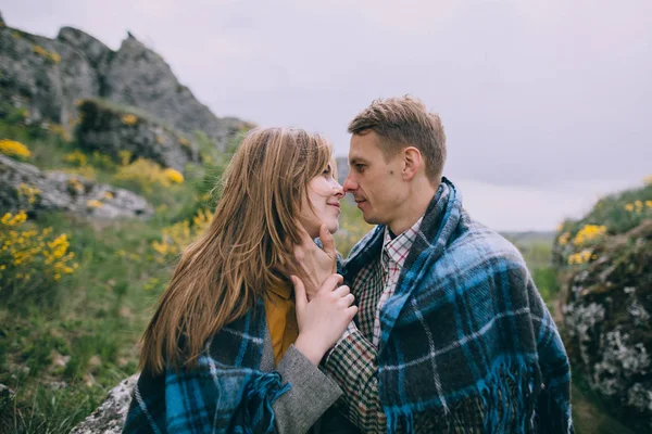 Jeune couple posant dans les montagnes — Photo