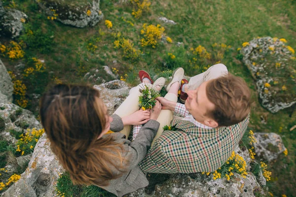 Jeune couple posant dans les montagnes — Photo