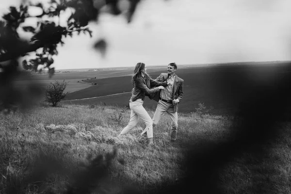 Молода пара позує в горах — стокове фото