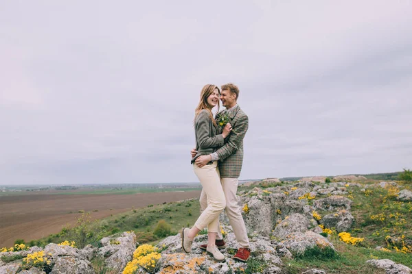 Jeune couple posant dans les montagnes — Photo