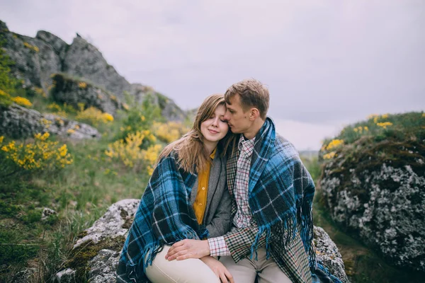 Молодая пара позирует в горах — стоковое фото