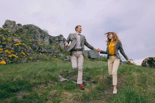 Joven pareja corriendo en las montañas — Foto de Stock