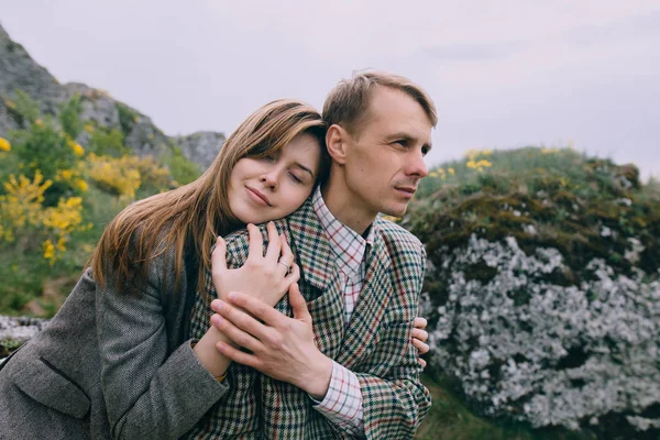 Mladý pár pózuje v horách — Stock fotografie