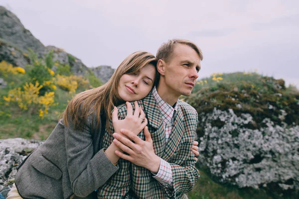 Jeune couple posant dans les montagnes — Photo