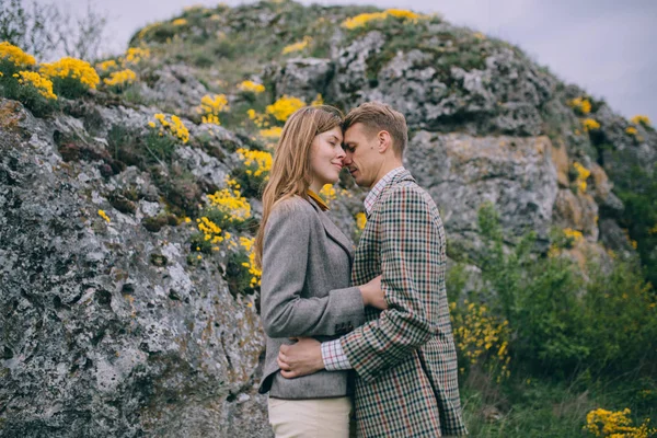 Giovane coppia in posa in montagna — Foto Stock