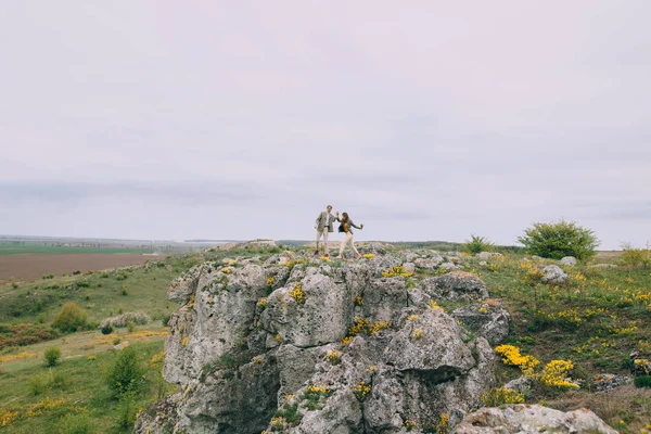 Giovane coppia in posa in montagna — Foto Stock