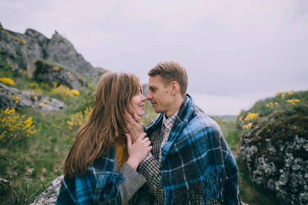 Jeune couple posant dans les montagnes — Photo