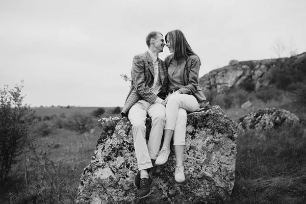 Mladý pár objímat v horách — Stock fotografie