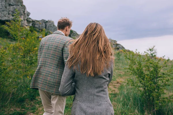 Jeune couple posant dans les montagnes — Photo