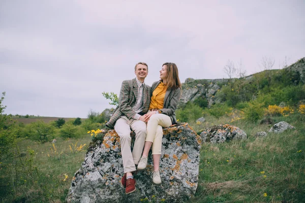 Jeune couple posant dans les montagnes — Photo