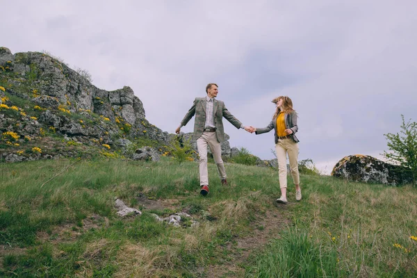 Jovem casal posando nas montanhas — Fotografia de Stock