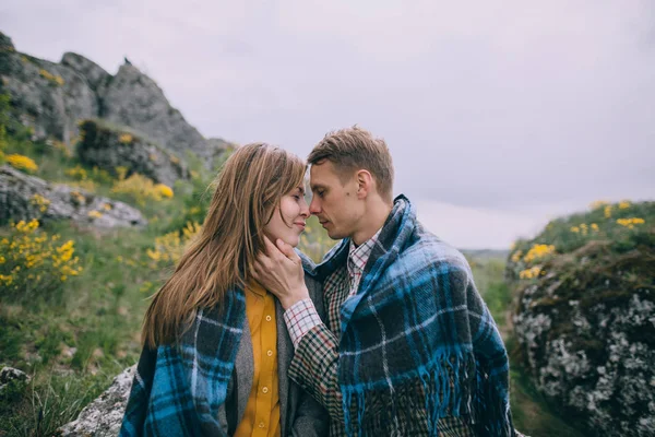 Jeune couple posant dans les montagnes — Photo