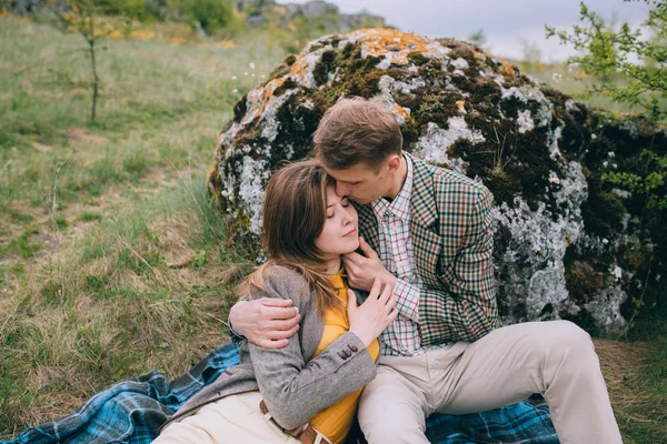 Jovem casal posando nas montanhas — Fotografia de Stock