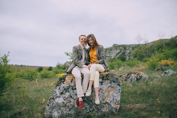 Молодая пара, обнимающая в горах — стоковое фото