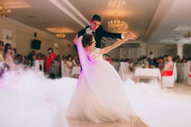 Yeni evlilerin ilk düğün dansı.