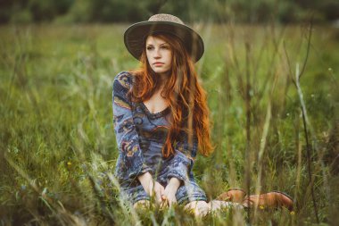 Kızıl saçlı kadın, yeşil çayır