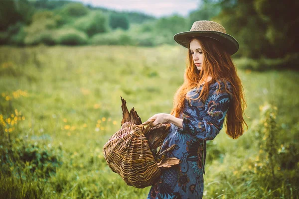 Redhead dáma na zelené louce — Stock fotografie