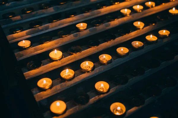 Свечи горят в церкви — стоковое фото