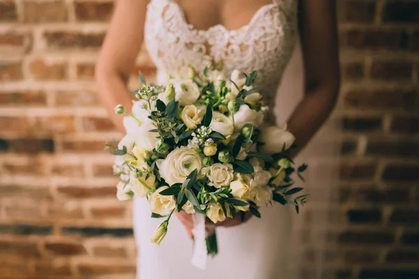 Düğün buketi gelin elinde