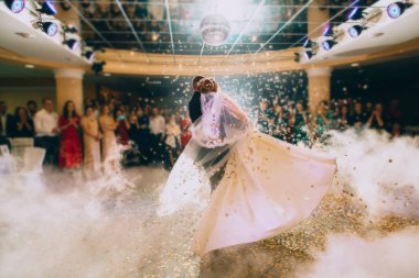 Yeni evlilerin ilk düğün dansı.