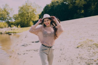 Sahilde kadın fotoğrafçı