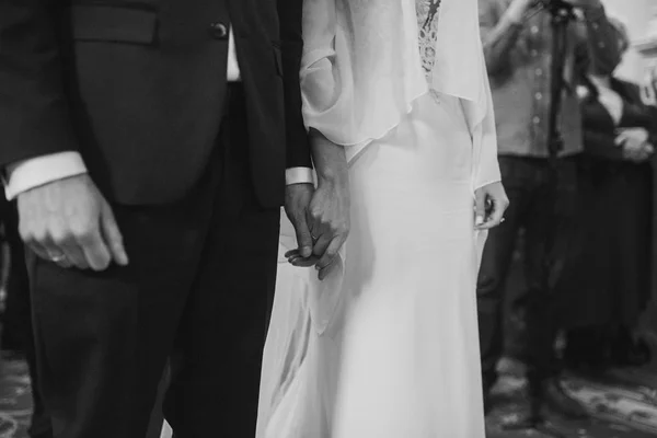 Bruden och brudgummen på kyrkan — Stockfoto