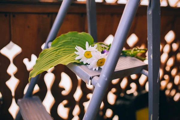 Ramo de flores en las escaleras — Foto de Stock