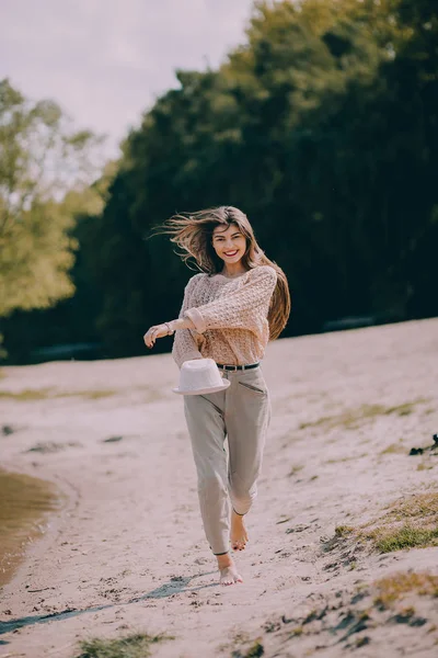 Ung dam går på stranden — Stockfoto