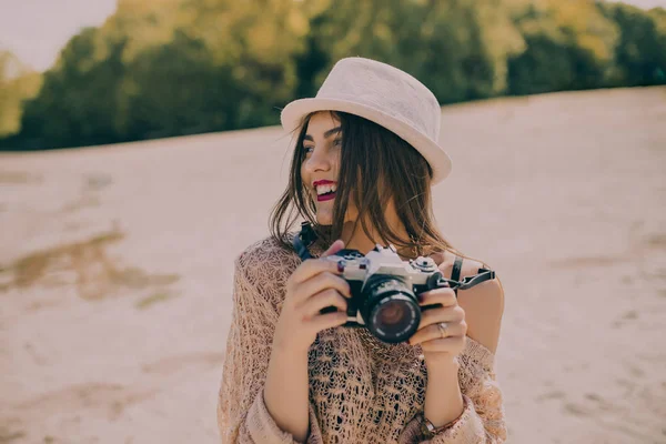 Vrouwelijke fotograaf op strand — Stockfoto