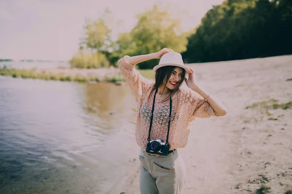 Kvinnlig fotograf på stranden — Stockfoto