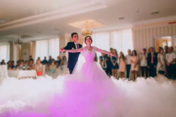 Primeira dança de casamento de recém-casados — Fotografia de Stock