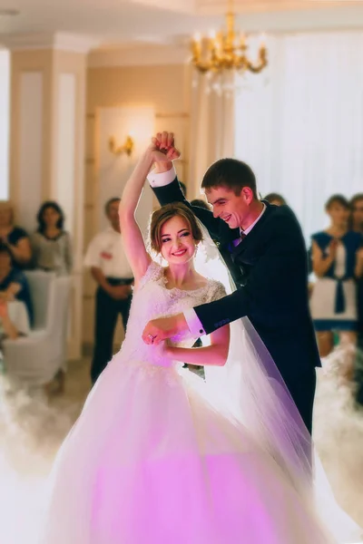 Första bröllopsdansen av nygifta — Stockfoto