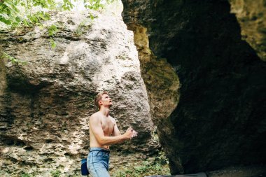 Adam hazırlamak kayayı tırmanmaya