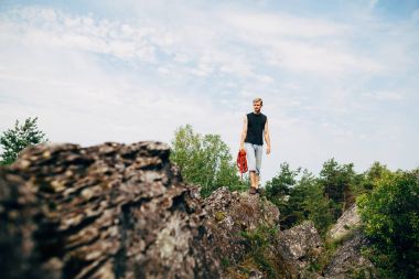 kayanın üzerinde yürüyen adam
