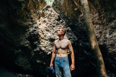 Adam hazırlamak kayayı tırmanmaya