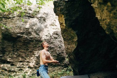 Adam hazırlamak kayayı tırmanmaya