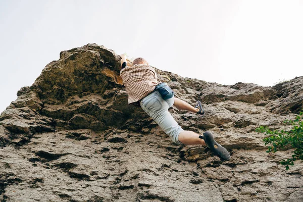 Man climbing up rock — Stock Photo, Image