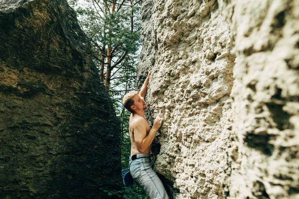 Man klättrar upp rock — Stockfoto