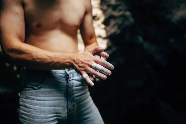 Man prepare to climb up rock — Stock Photo, Image